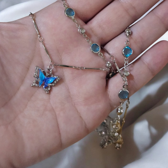 Mariposa azul en doble cadena