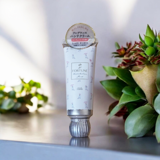 Crema para manos de rosas, manzana y lirios blancos