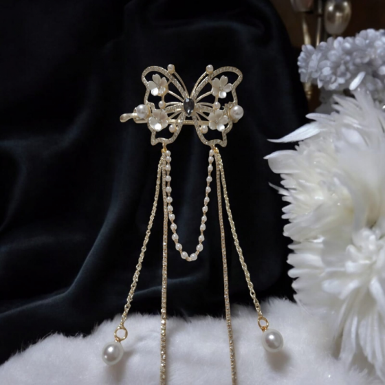 Mariposa dorada con flores blancas
