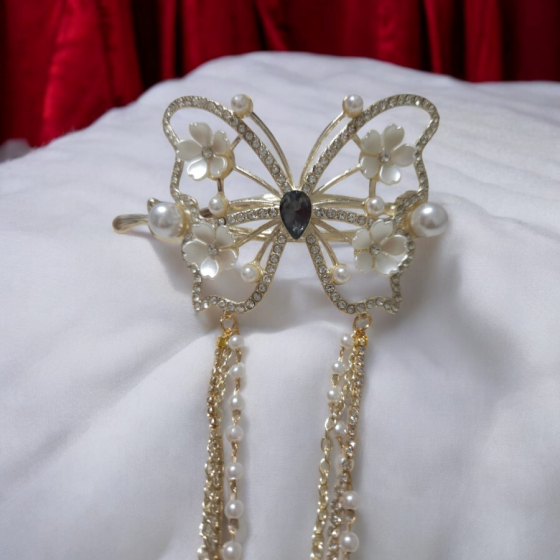 Mariposa dorada con flores blancas