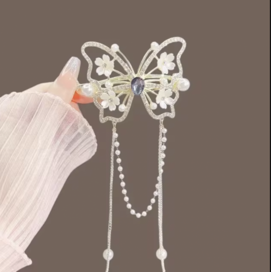 Mariposa dorada con flores blancas