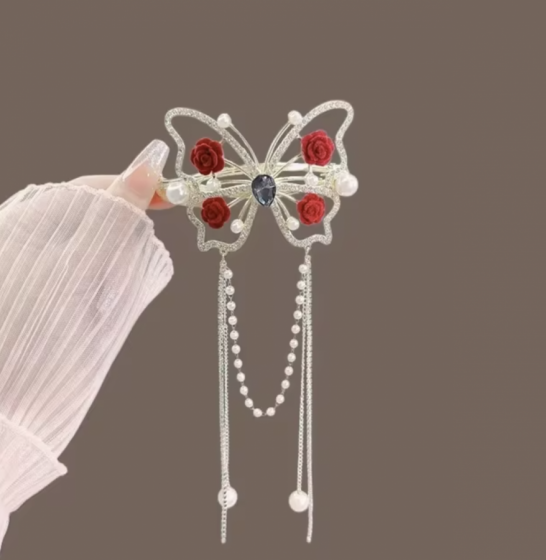 Mariposa dorada con flores bordó