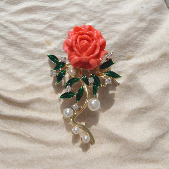 Rosa con hojas