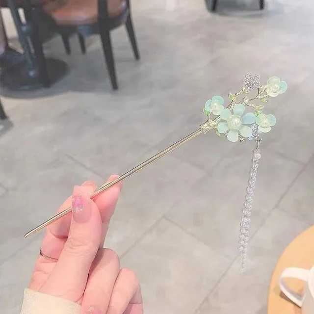 Flor celeste y verdecitas